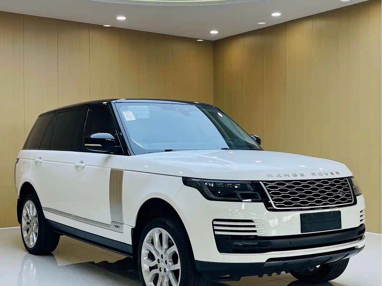 Land Rover Range Rover 2022 3.0 L6 400PS Heritage Extended Classic Edition фото 3