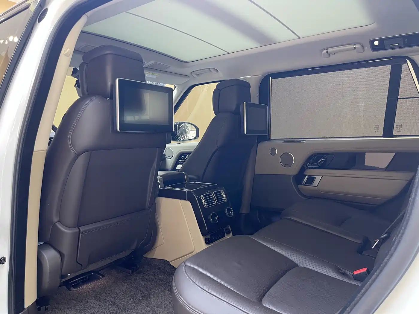 Land Rover Range Rover 2022 3.0 L6 400PS Heritage Extended Classic Edition фото 13