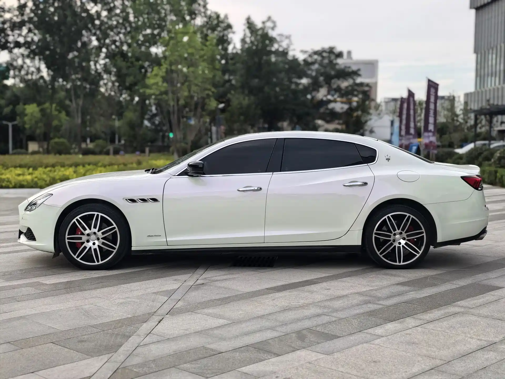 Photo 8 - Maserati Quattroporte