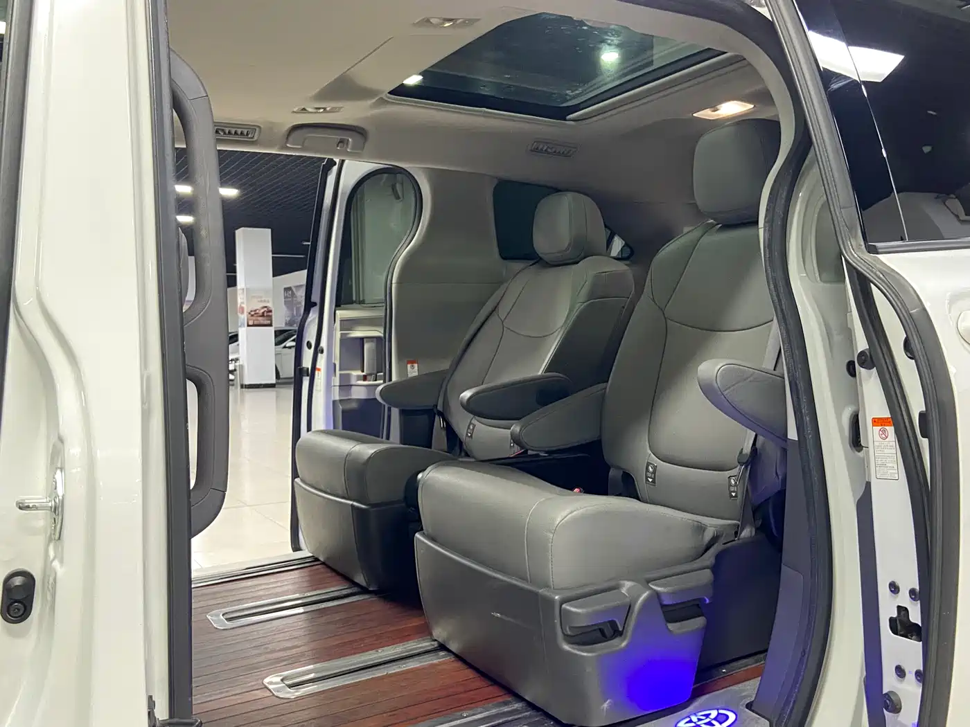 Toyota Granvia 2023 2.5L Hybrid Luxury Edition фото 8