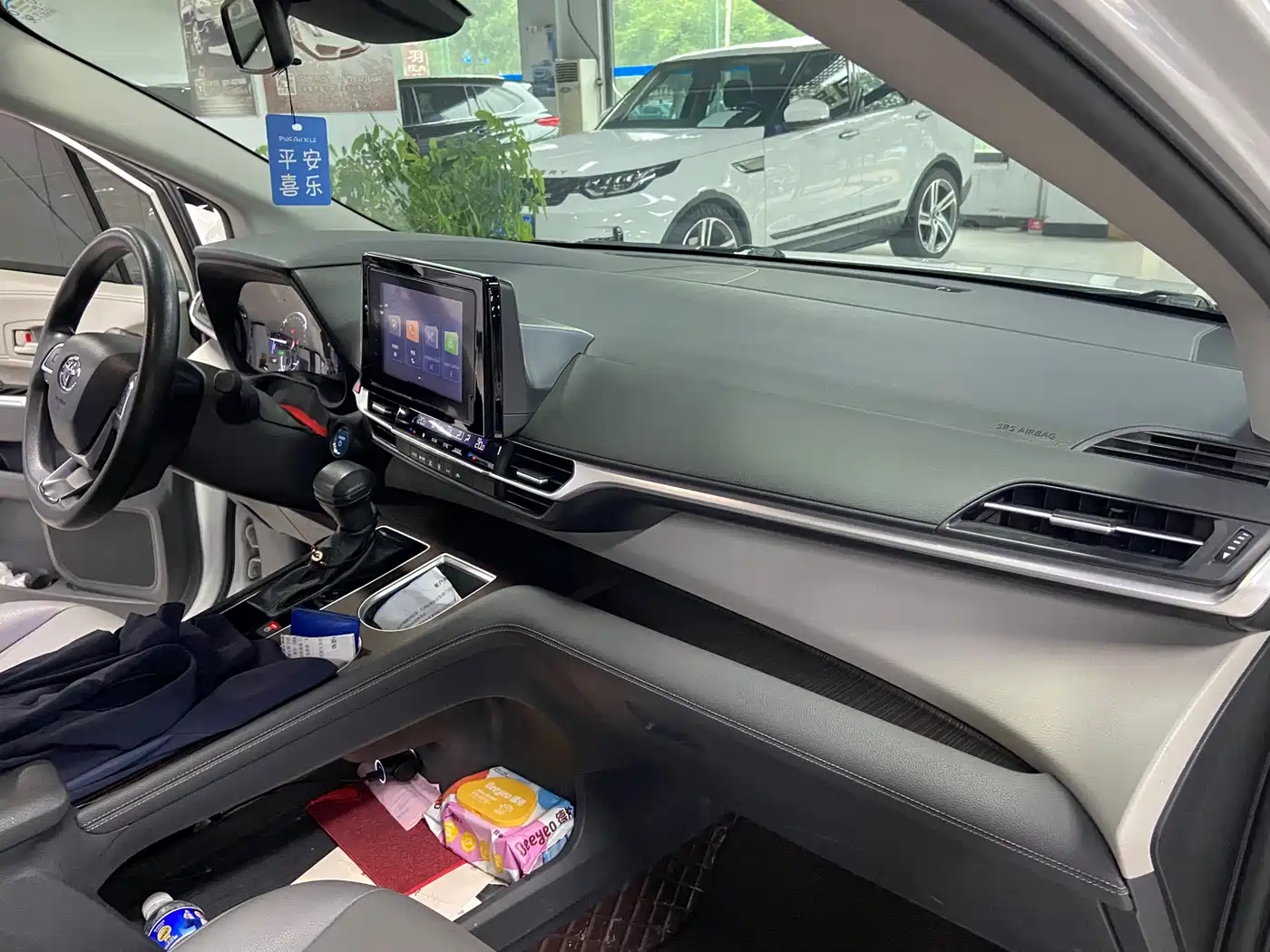 Toyota Granvia 2023 2.5L Hybrid Luxury Edition фото 17