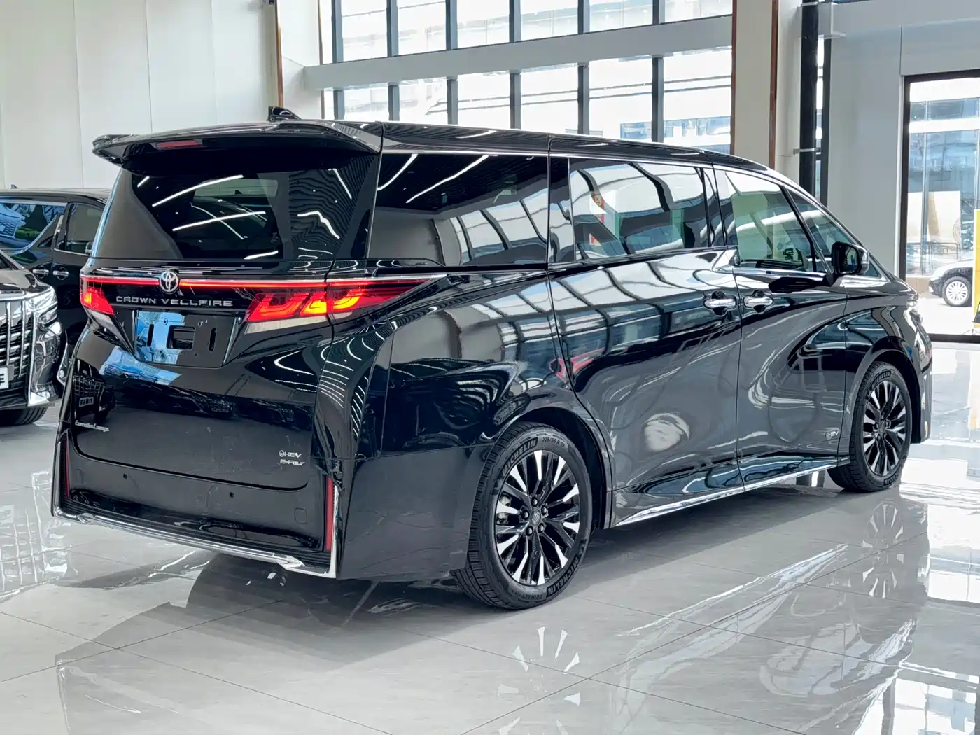 Toyota Vellfire 2024 Crown Hybrid 2.5L Executive Premium Edition фото 17