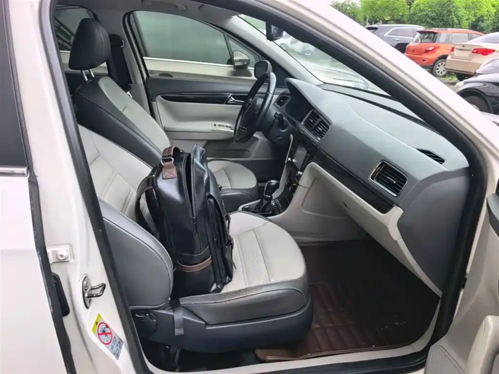 Volkswagen Lavida Tour 2013 1.6L Auto Luxury фото 25