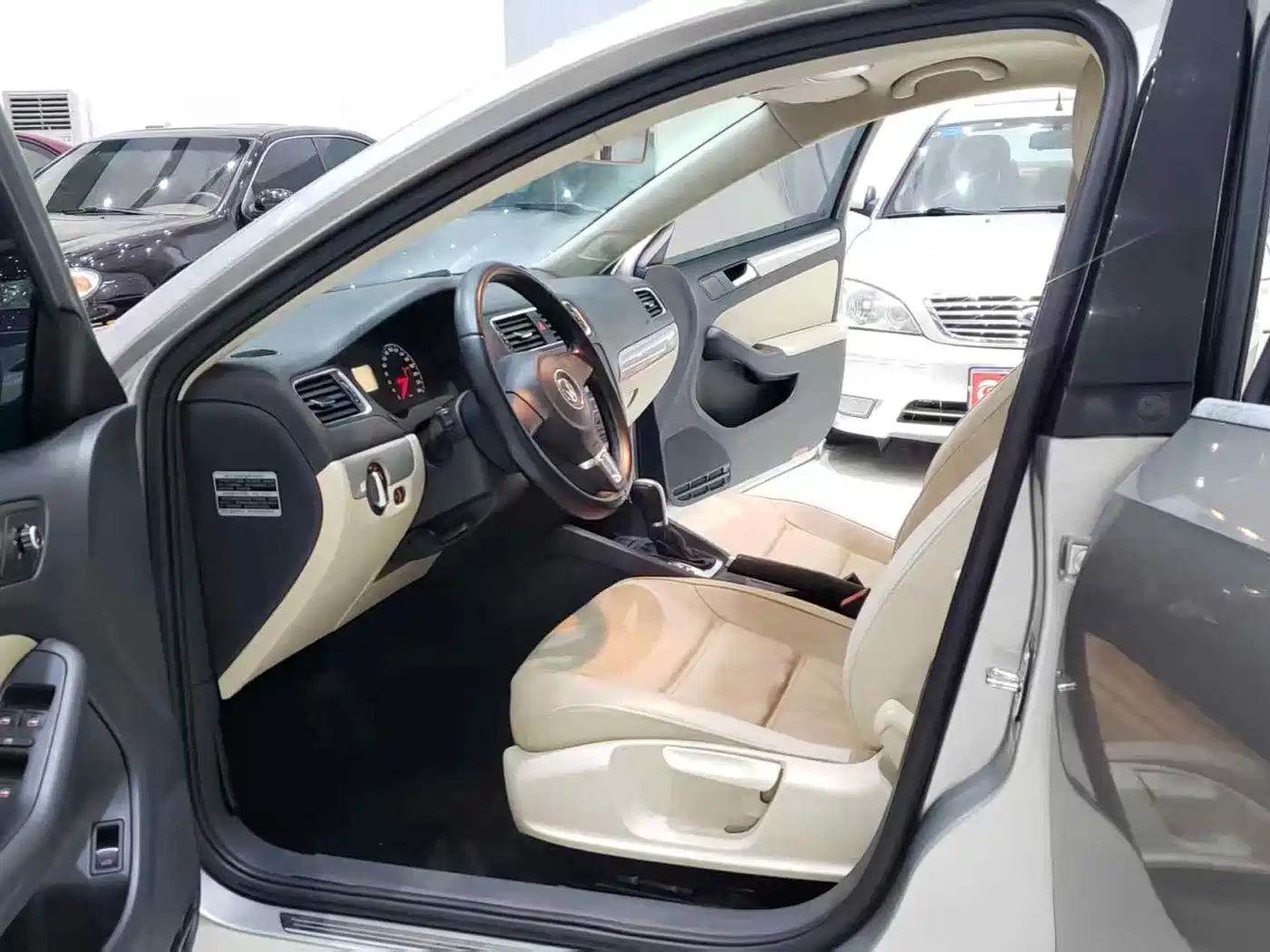 Volkswagen Sagitar 2014 Facelift 1.6L Automatic Comfort фото 4