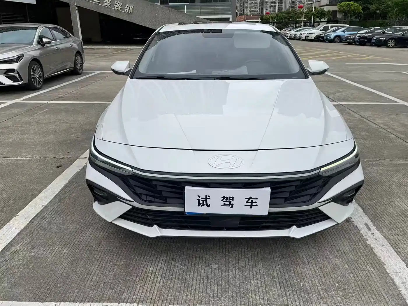 Hyundai Elantra 2022 1.5L CVT LUX Premium Edition фото 3