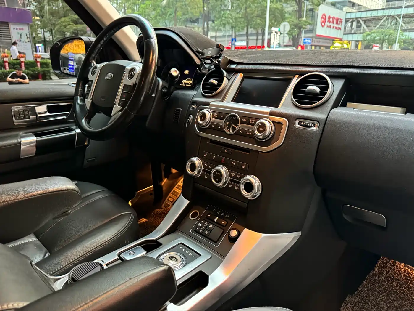 Land Rover Discovery 2015 3.0 SC V6 SE фото 15