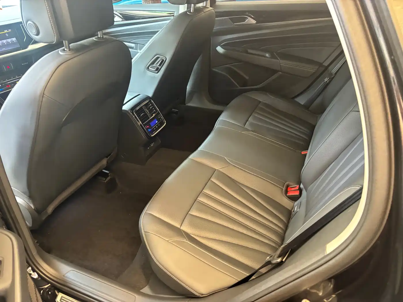 Volkswagen Passat 2024 380TSI Starlight Dragon Soaring Edition фото 7