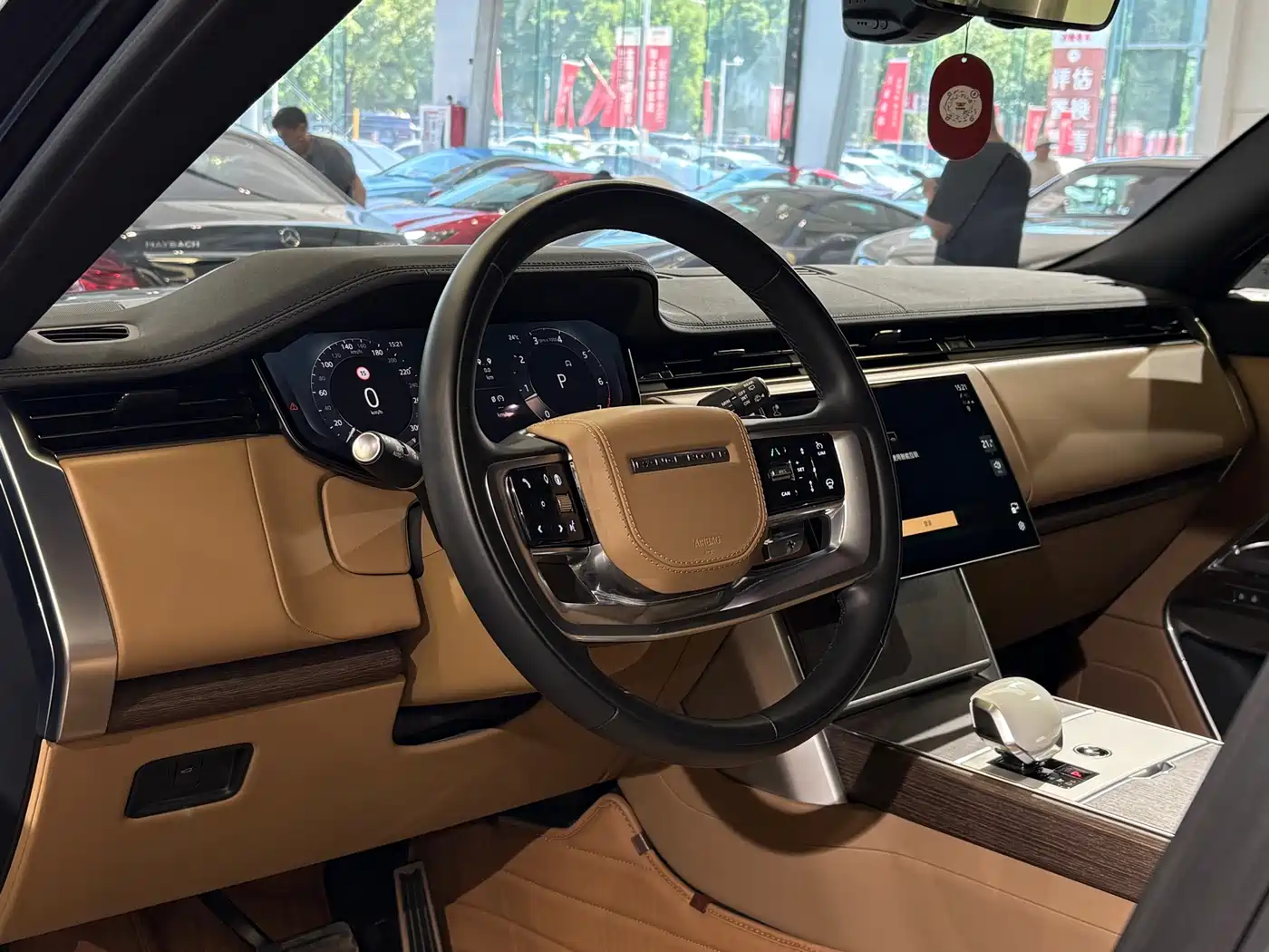 Land Rover Range Rover 2025 3.0 L6 400PS Flourishing Era Extended Wheelbase фото 13