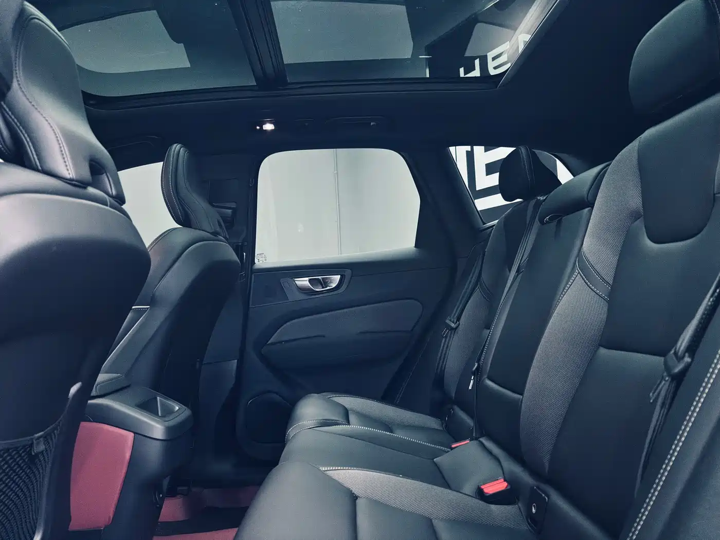 Volvo XC60 2026 Model B5 AWD Ultimate Midnight Black фото 10