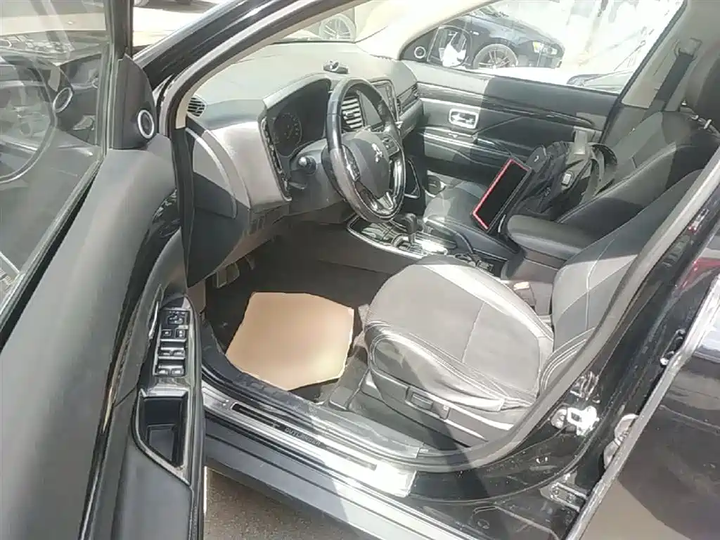 Mitsubishi Outlander 2018 2.0L 2WD Glory Edition 5-seater фото 16