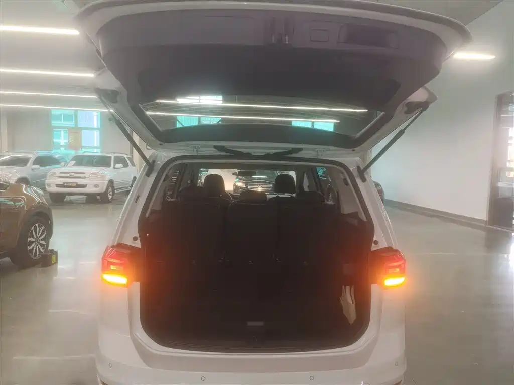 Volkswagen Touran 2018 Touran L 280TSI DSG Trendline 7-seater China V фото 19