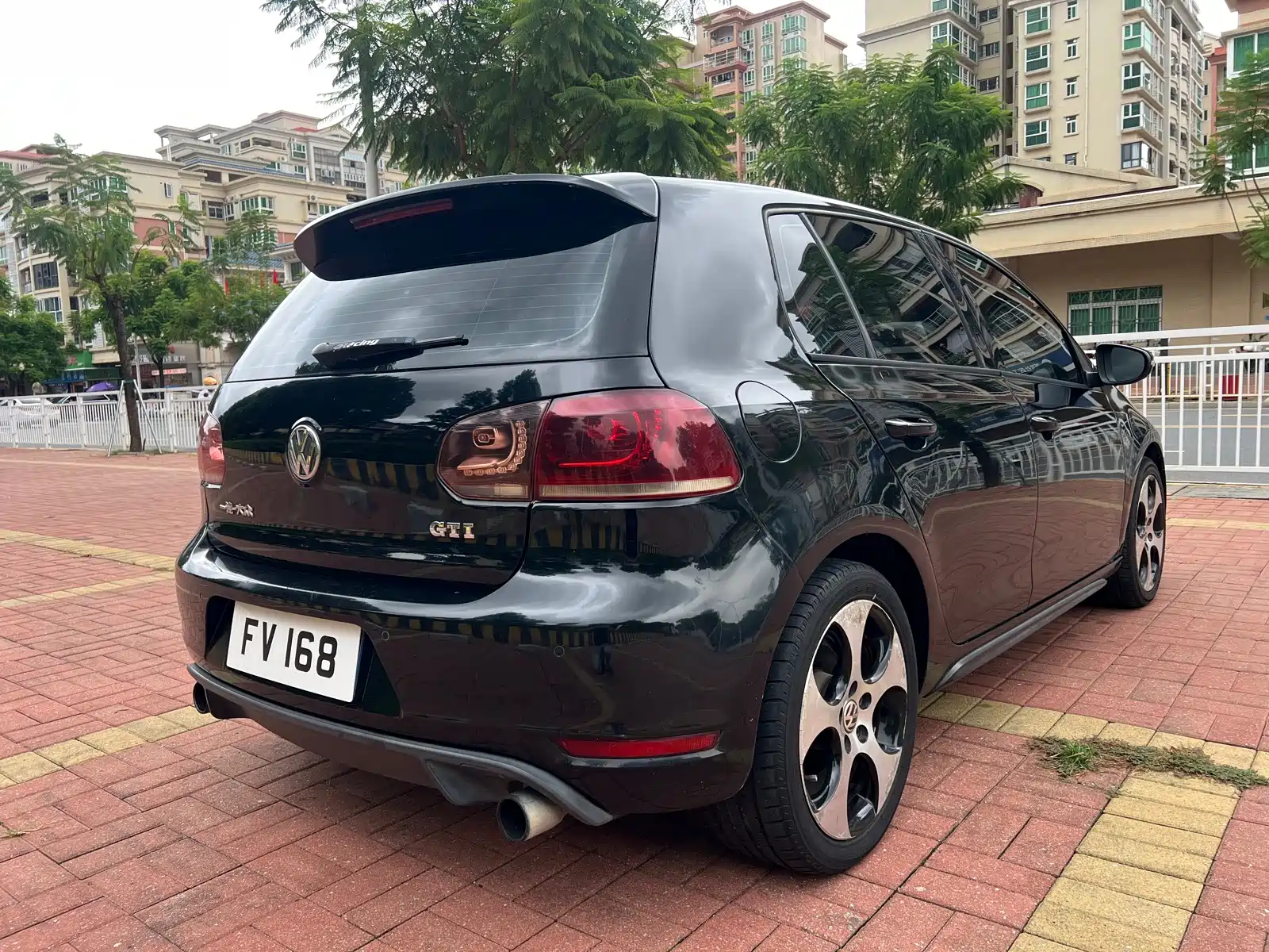 Photo 4 - Volkswagen Golf GTI