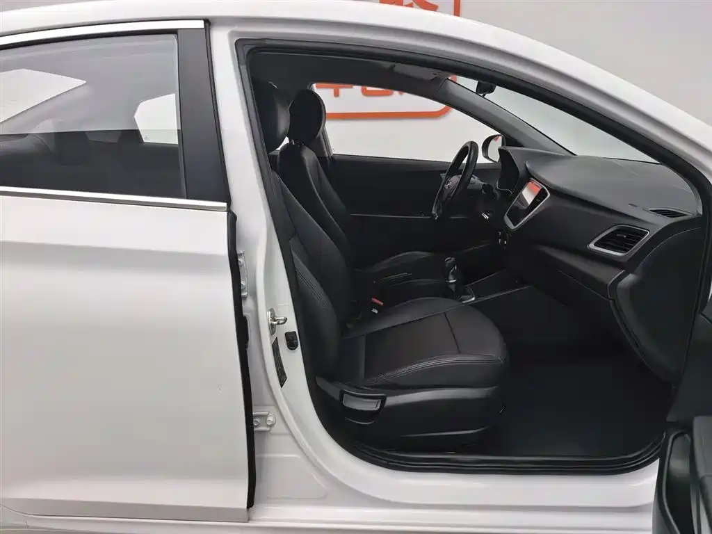 Hyundai Verna 2016 1.4L Manual Cool Edition GLS фото 23