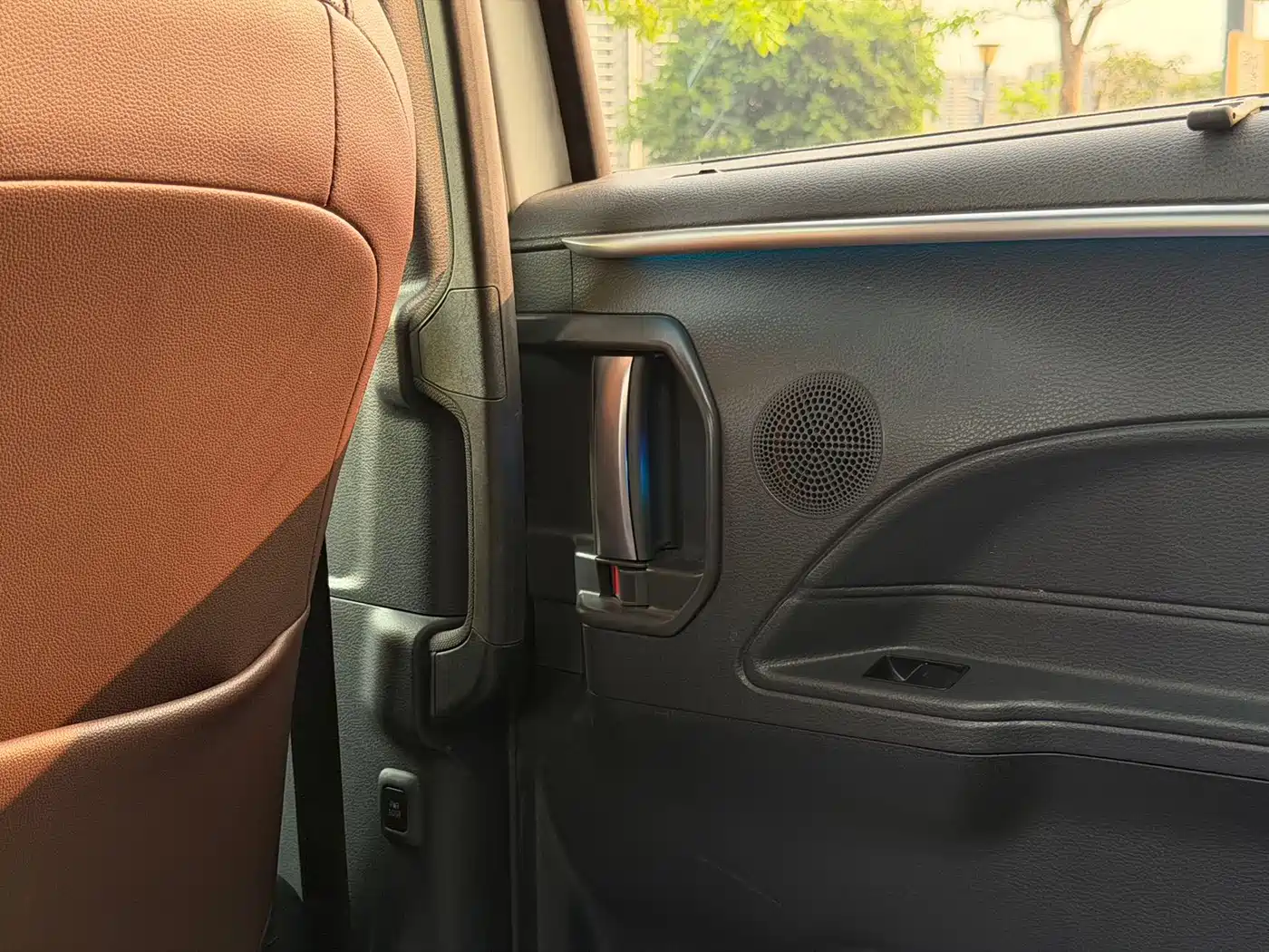 Toyota Sienna 2023 2.5L Hybrid Platinum Edition фото 18