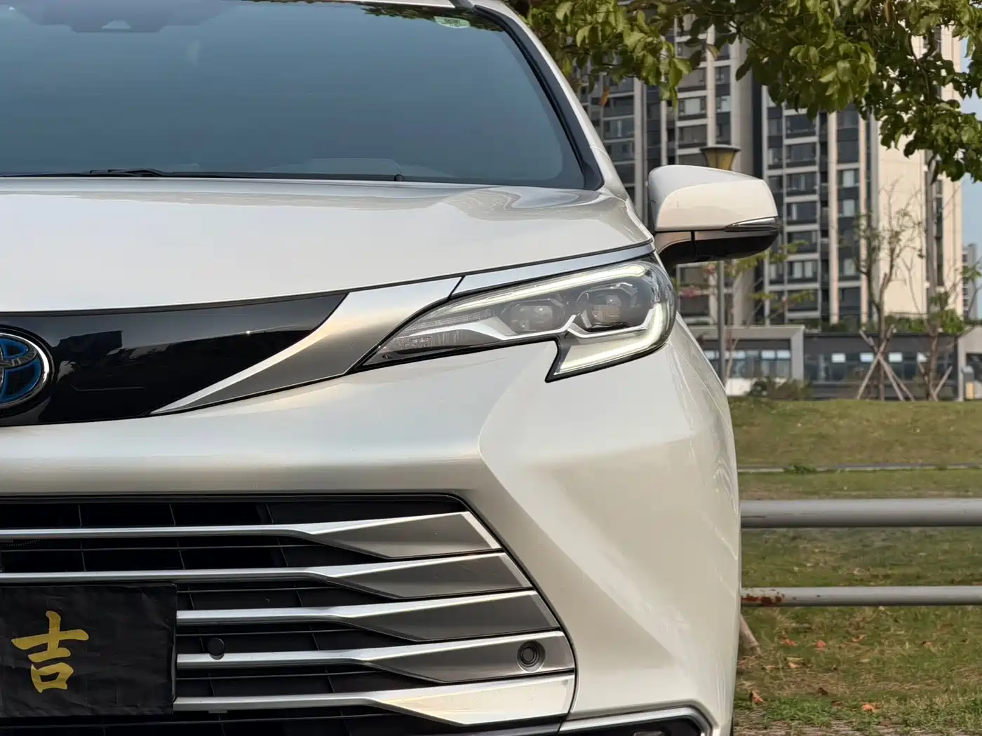 Toyota Sienna 2023 2.5L Hybrid Platinum Edition фото 24