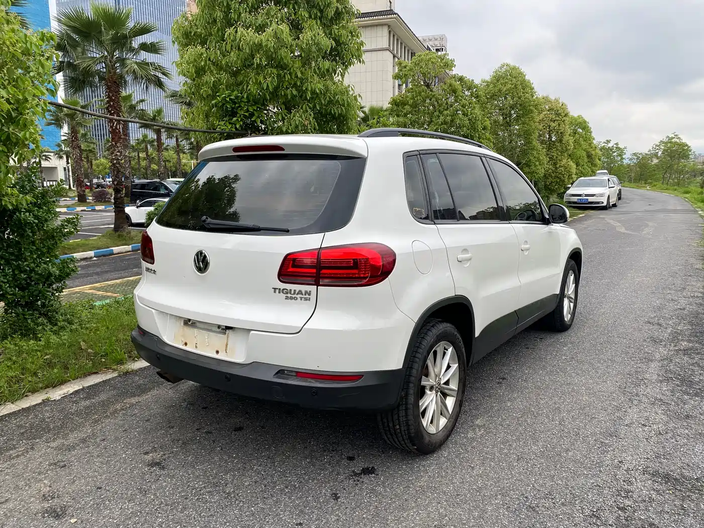 VOLKSWAGEN TIGUAN