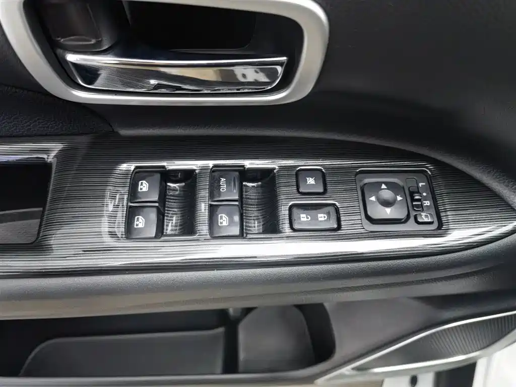 Mitsubishi Outlander 2018 2.4L 4WD Luxury Edition 7-seater фото 9