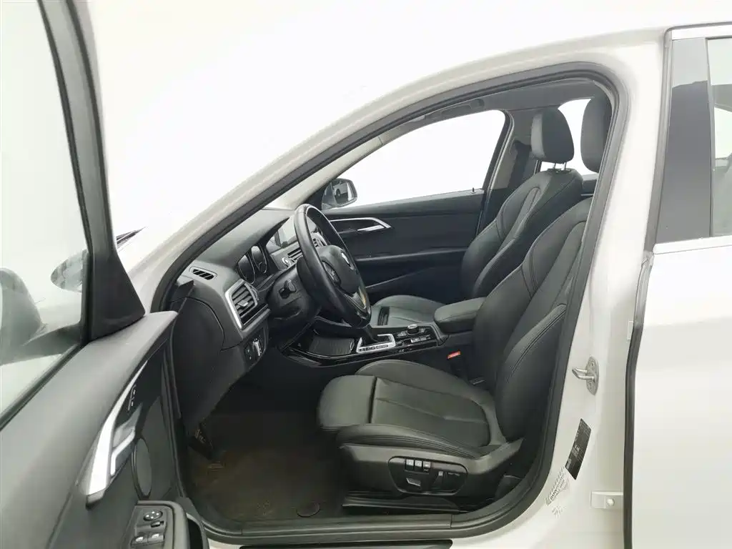 BMW 1 Series 2018 118i Sport Edition фото 10