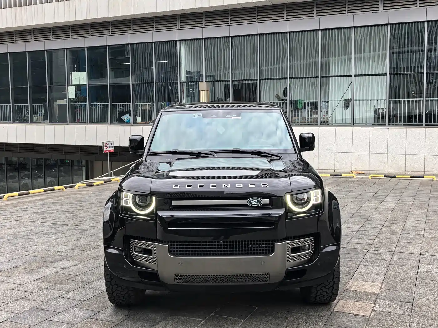 Land Rover Defender 2023 Model 110 3.0T P400 X-DYNAMIC HSE фото 2