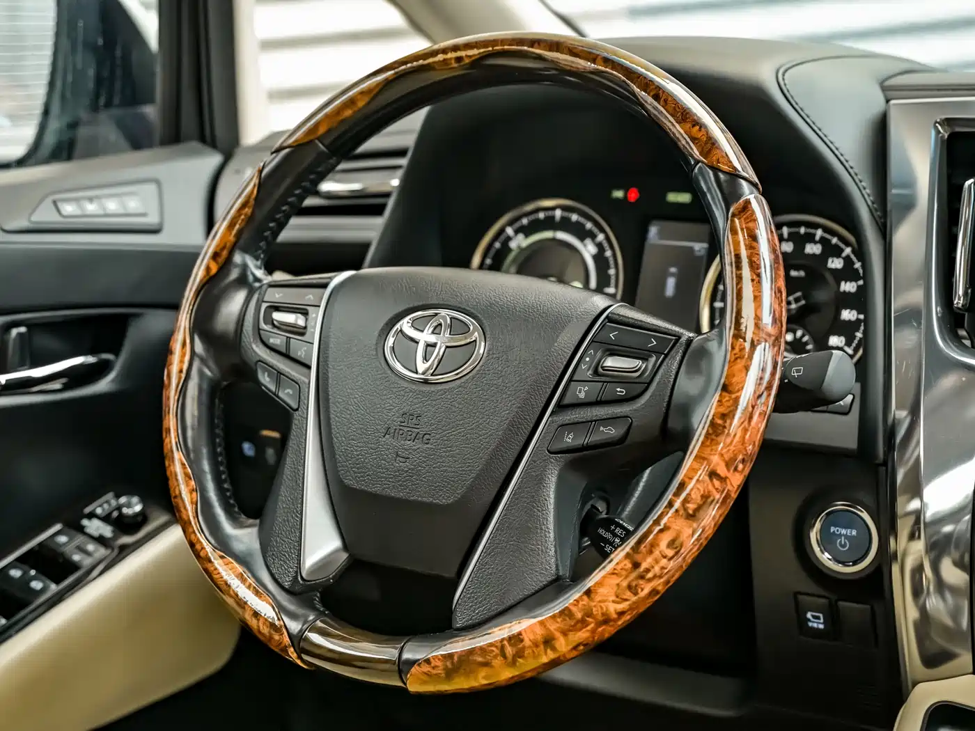 Toyota Alphard 2019 Hybrid 2.5L Luxury фото 11