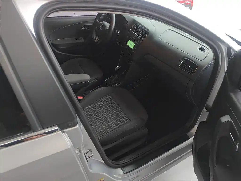 Volkswagen Polo 2014 1.4L Automatic Comfort Edition фото 16