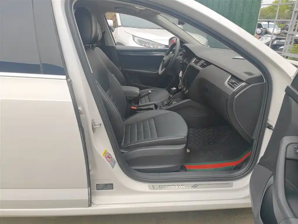 Škoda Octavia 2017 1.6L Automatic Smart Edition фото 25