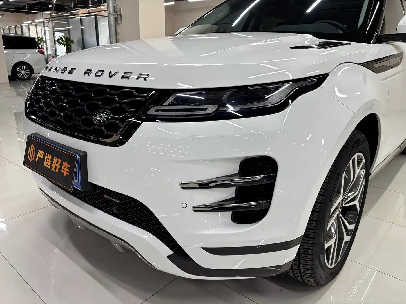 Land Rover Range Rover Evoque 2022 Range Rover Evoque L 249PS R-Dynamic Luxury Edition фото 3