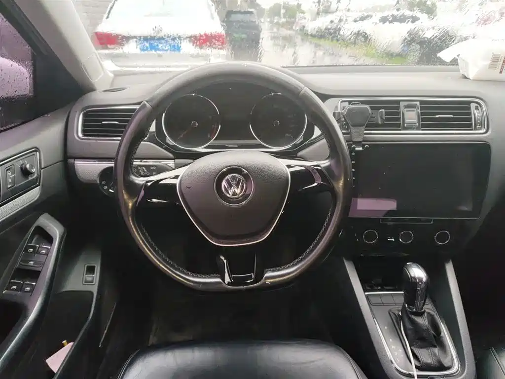 Volkswagen Sagitar 2015 1.6L Automatic Comfort фото 3