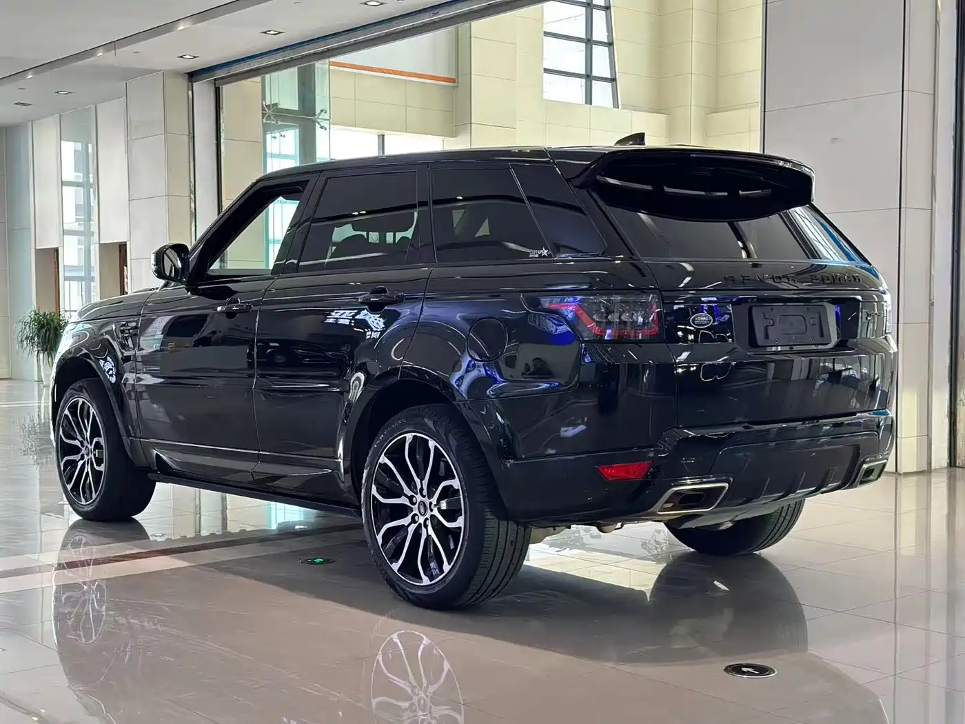 Land Rover Range Rover Sport 2021 3.0 L6 Gloss Black Edition фото 8