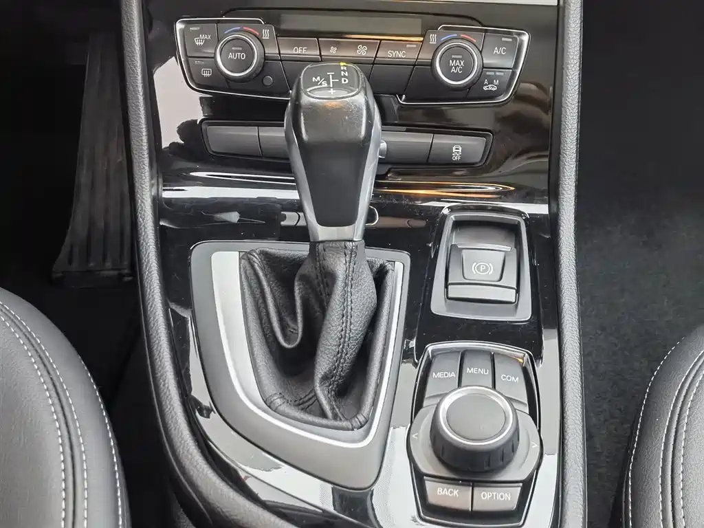 BMW 2 Series Touring 2016 218i Leading фото 13
