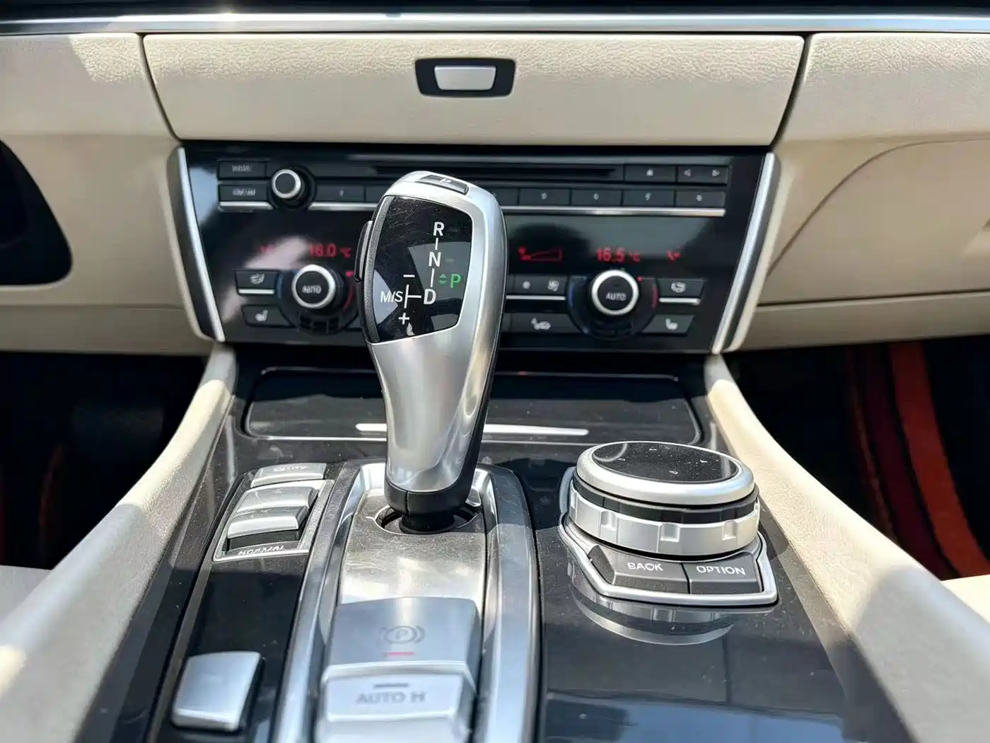 BMW 5 Series GT 2011 535i Elegance фото 14