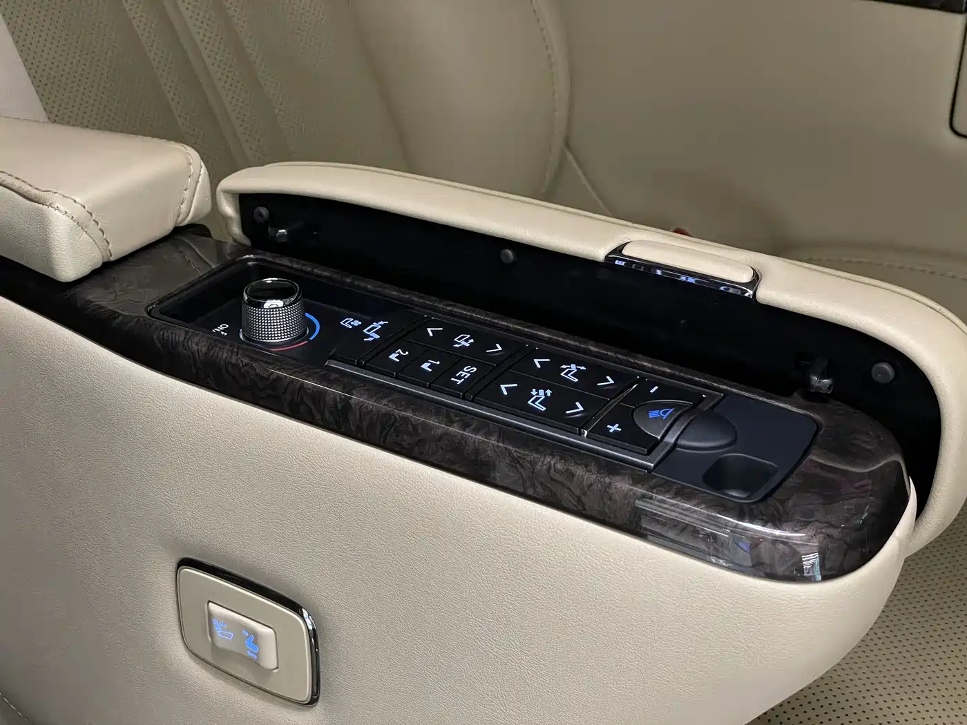 Toyota Alphard 2020 Hybrid 2.5L Premium Edition фото 19