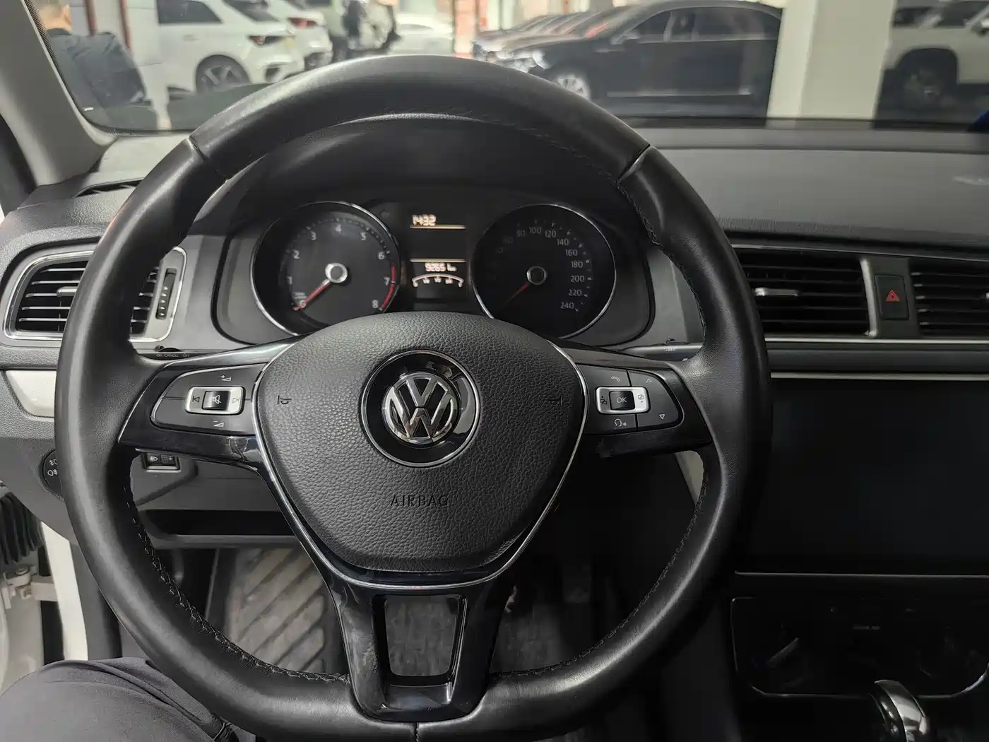 Volkswagen Lavida 2017 1.6L Automatic Comfort Edition фото 10
