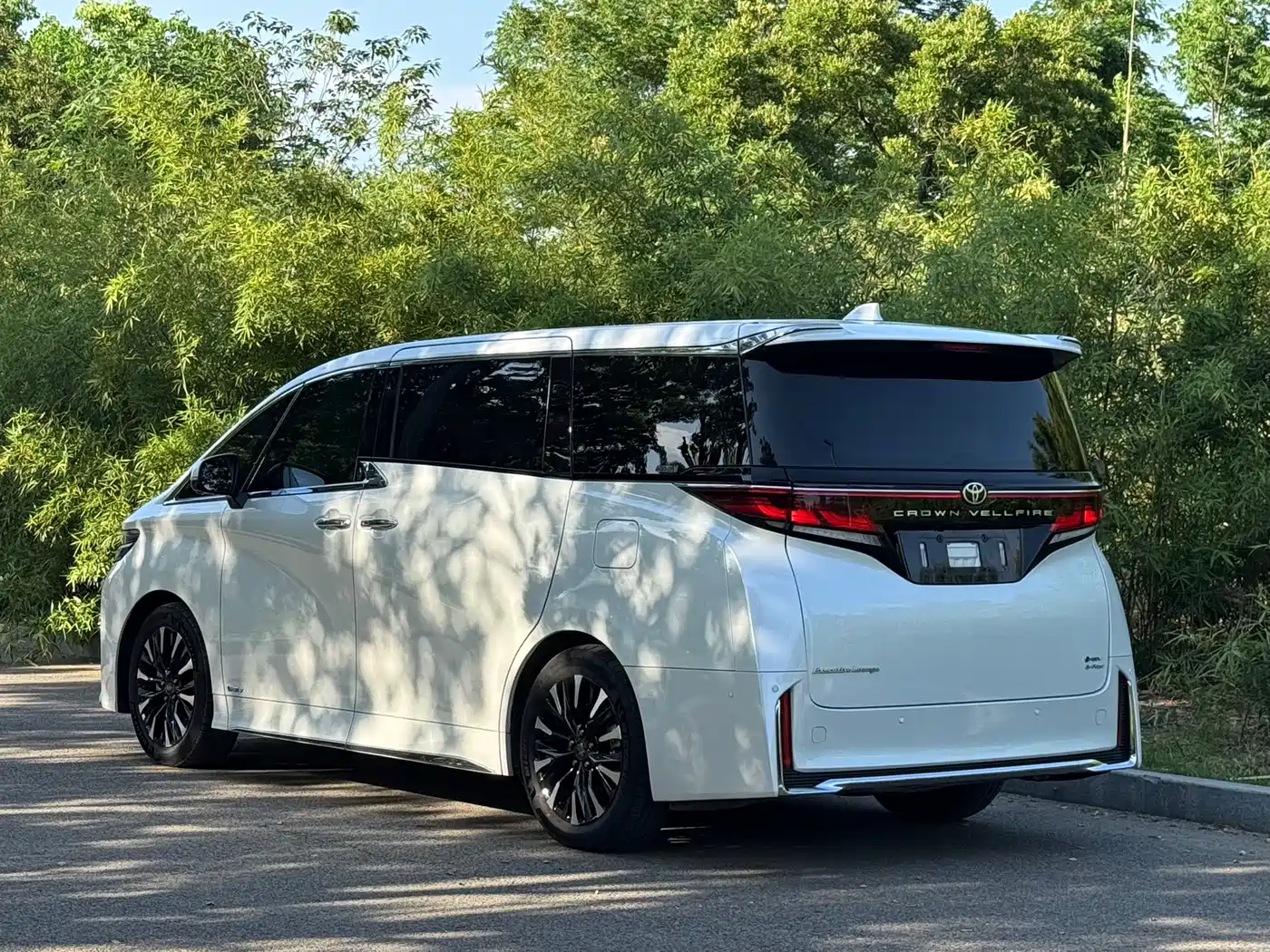 Toyota Vellfire 2024 Crown Hybrid 2.5L Executive Premium Edition фото 17