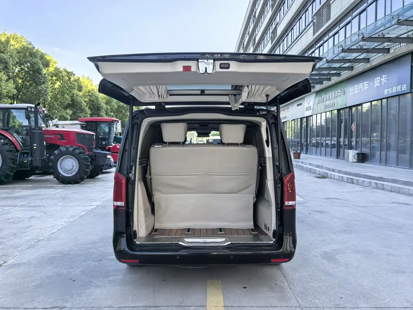 Mercedes-Benz V-Class 2017 Model V 260 L Premium Extended Edition фото 28