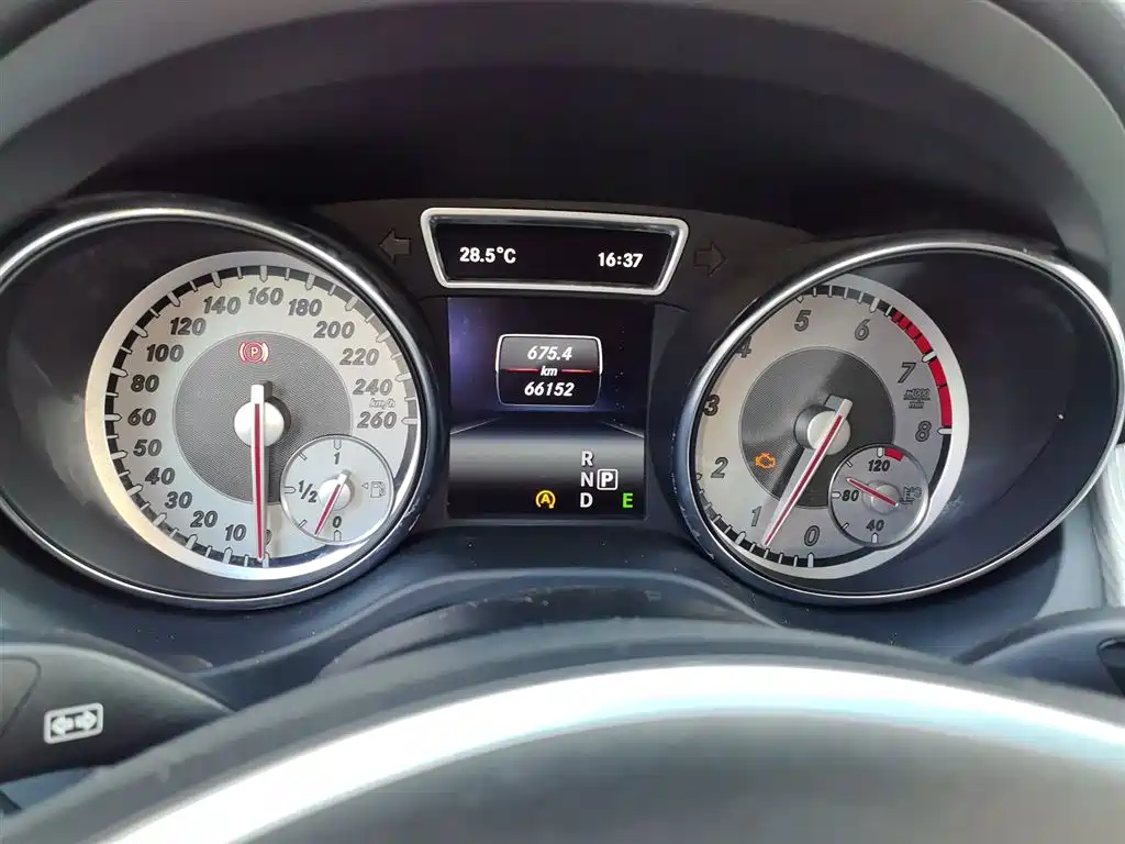 Mercedes-Benz GLA 2015 GLA 220 4MATIC Fashion Edition фото 4