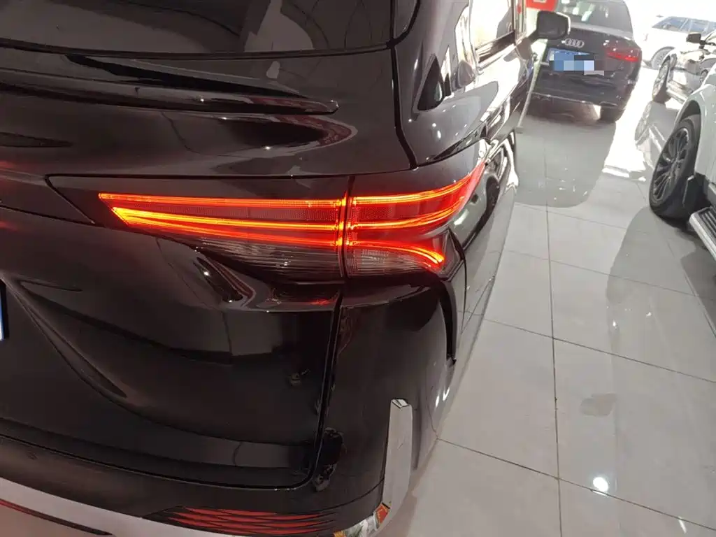 Toyota Granvia 2023 2.5L Hybrid Prestige PLUS Edition фото 8