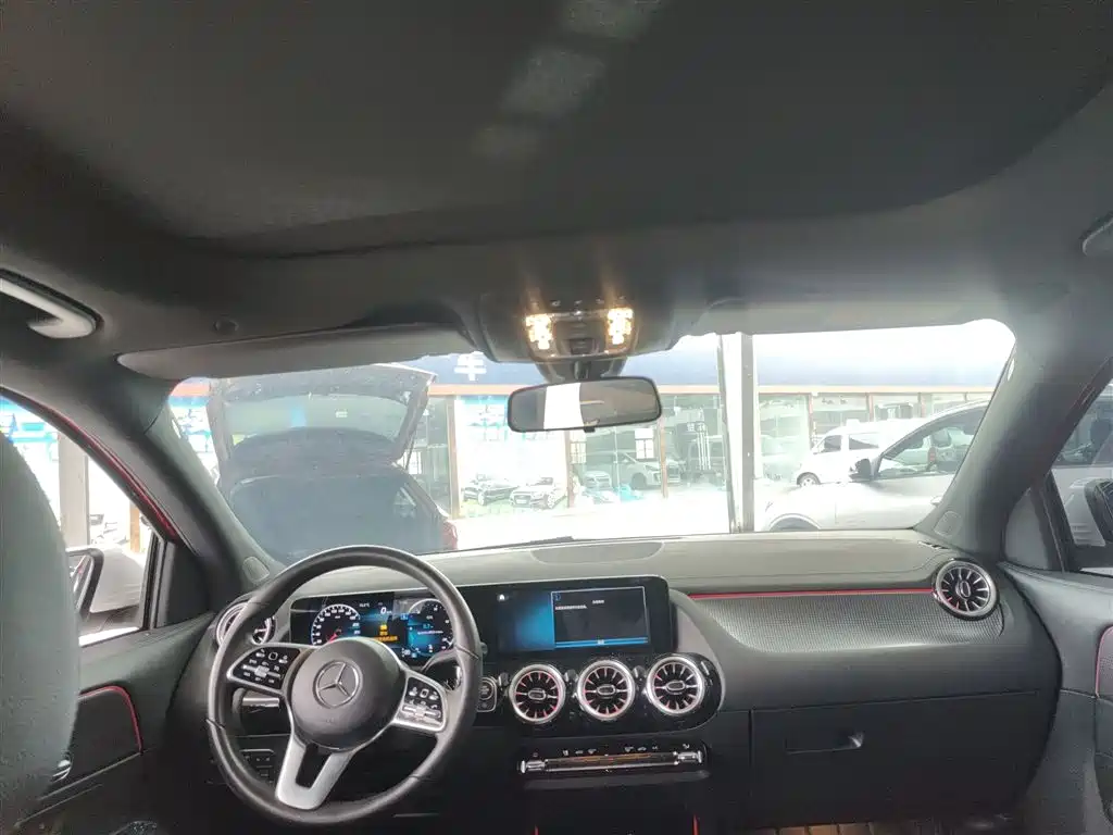 MERCEDES-BENZ GLA