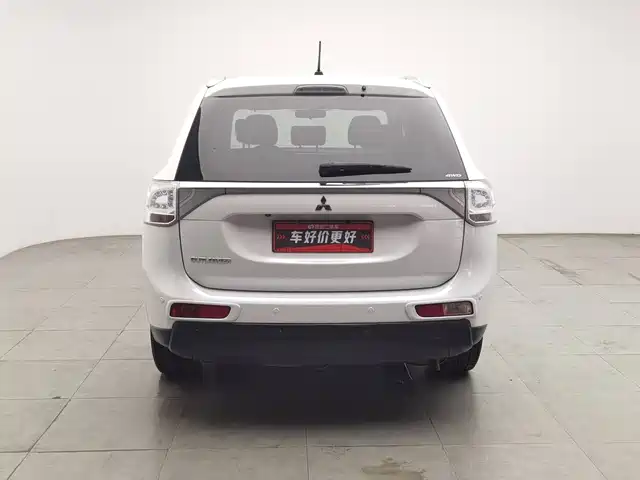 Mitsubishi Outlander (Import) 2014 2.4L 4WD Luxury Value Edition 7-seater — фото 4