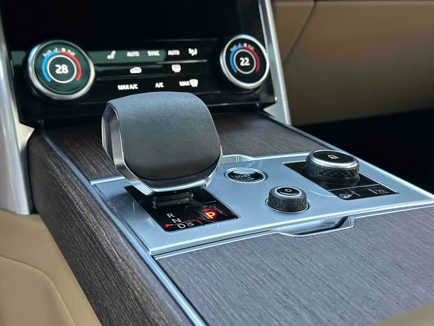 Land Rover Range Rover 2023 3.0 L6 360PS Golden Age Edition фото 8