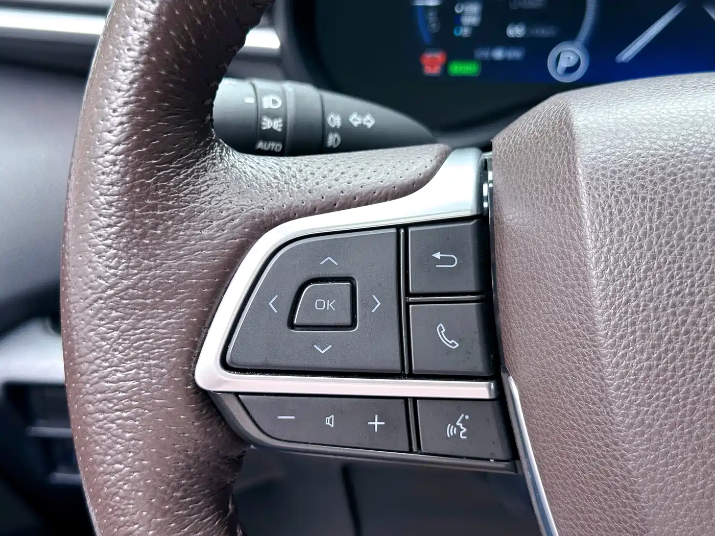 Toyota Granvia 2022 Model Year 2.5L Hybrid Flagship Edition фото 26