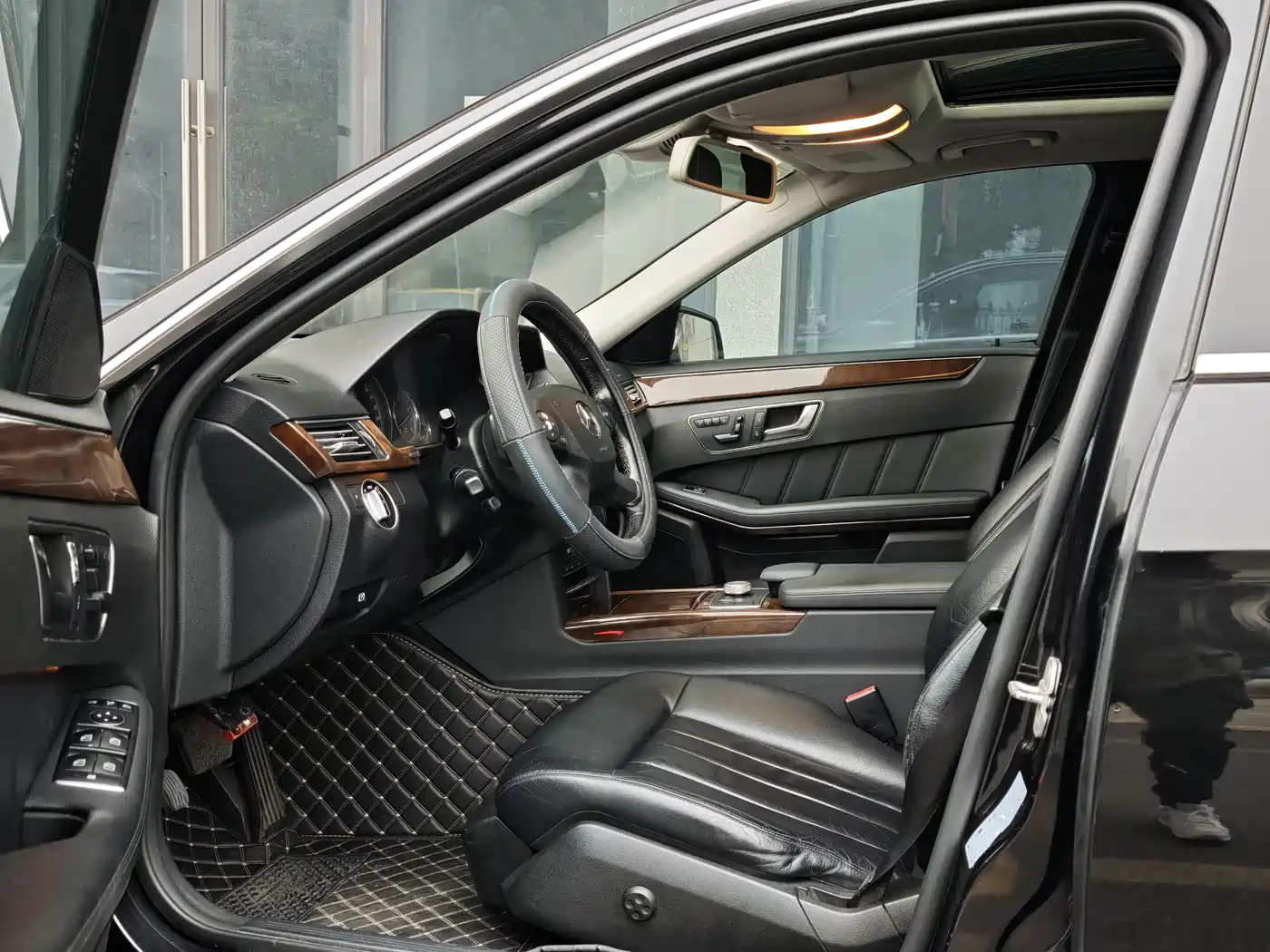 Mercedes-Benz E-Class 2012 E 300 L Elegance Model фото 4