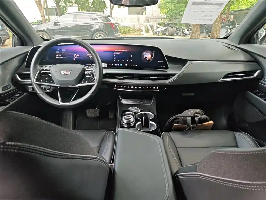 Cadillac GT4 2023 25T Luxury Edition фото 16