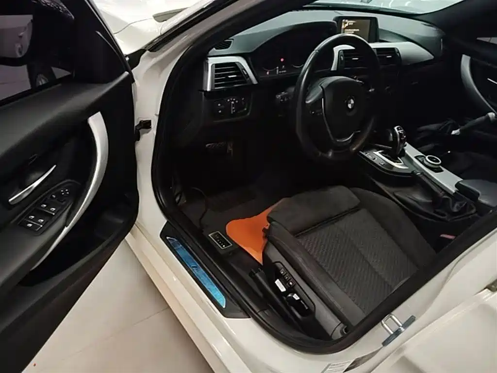 BMW 3 Series 2017 320i M Sport фото 16