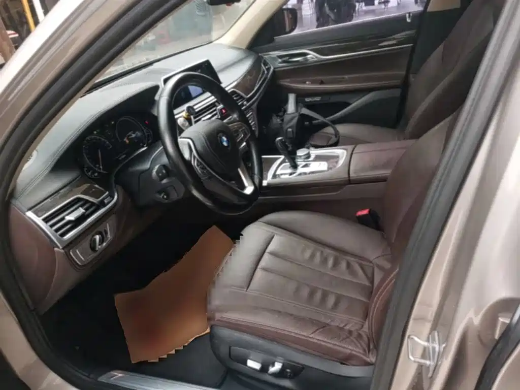 BMW 7 Series 2017 730Li Leading Edition фото 15