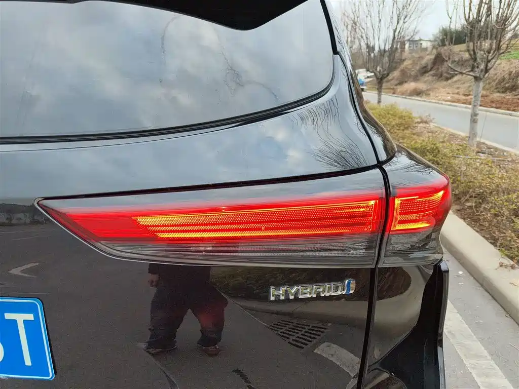 Toyota Highlander 2022 Dual Engine 2.5L 4WD Supreme Edition 7-Seater фото 24