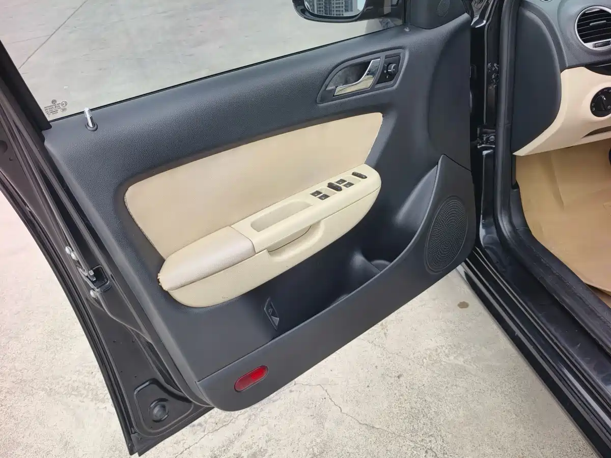 Volkswagen Lavida 2011 1.6L Automatic Leisure Edition фото 10