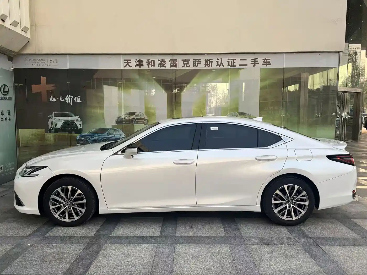 Фото 3 - Lexus ES
