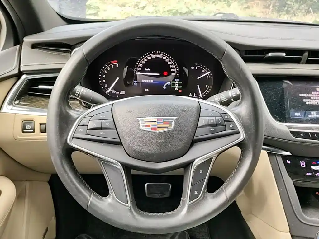 Фото 11 - Cadillac XT5