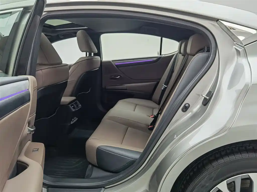 Lexus ES 2025 200 Ultimate Edition фото 15